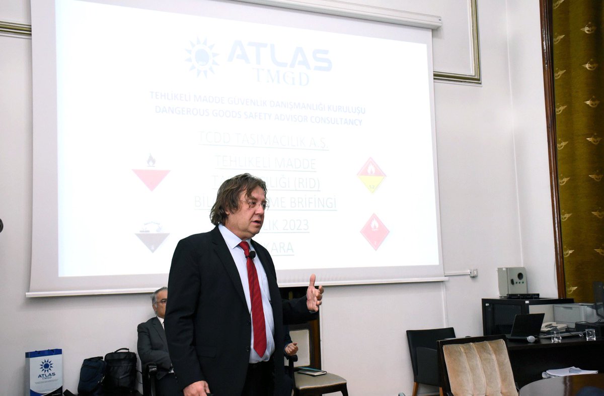 Demiryolu lojistiğinde kritik öneme sahip Tehlikeli Madde Taşımaları hakkında ilgili daire başkanlıklarımızın katılımıyla brifing aldık.

Yurt içi ve yurt dışında yürüttüğümüz lojistik operasyonlarımızı daha da geliştirmek için Bakanlığımızın düzenleyici kuruluşu olan Ulaştırma