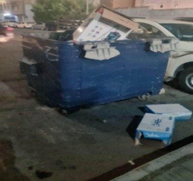 Nadiamouallimi's tweet photo. اشتهر الشاعر عمرو بن معدي كرب بن ربيعة الزبيدي بهذين البيتين:
لقد أسمعت لو ناديت حيا 
           و لكن لا حياة لمن تنادي
و لو نار نفخت بها أضاءت
           و لكن أنت تنفخ في رماد

كم سمعنا وتعلّمنا أن النظافة من الإيمان و أنها من أهم  الأسباب للحفاظ على الصحة، و أنه لابد من الاهتمام بها لكي نعيش بصحة جيدة، كما أن البيئة المُلوَّثة تسبب أمراضاً كثيرة .. أولها التحسس وضيق التنفس وصولًا إلى الأمراض الخطيرة..
و لكن عدم التزام أفراد المجتمع بأبسط عوامل نظافة الأحياء و الطرقات وعدم فرض المخالفات على الأفراد و شركات النظافة المسؤولة من خلال البلديات و #أمانة_جدة.. 
كما ان عدم تحقيق تطبيق بلدي   للنظافة المنشودة من خلال الشكاوى المستمرة التي نرسلها.. 
يجعلنا نكرر .. "لا حياة لمن تنادي" .