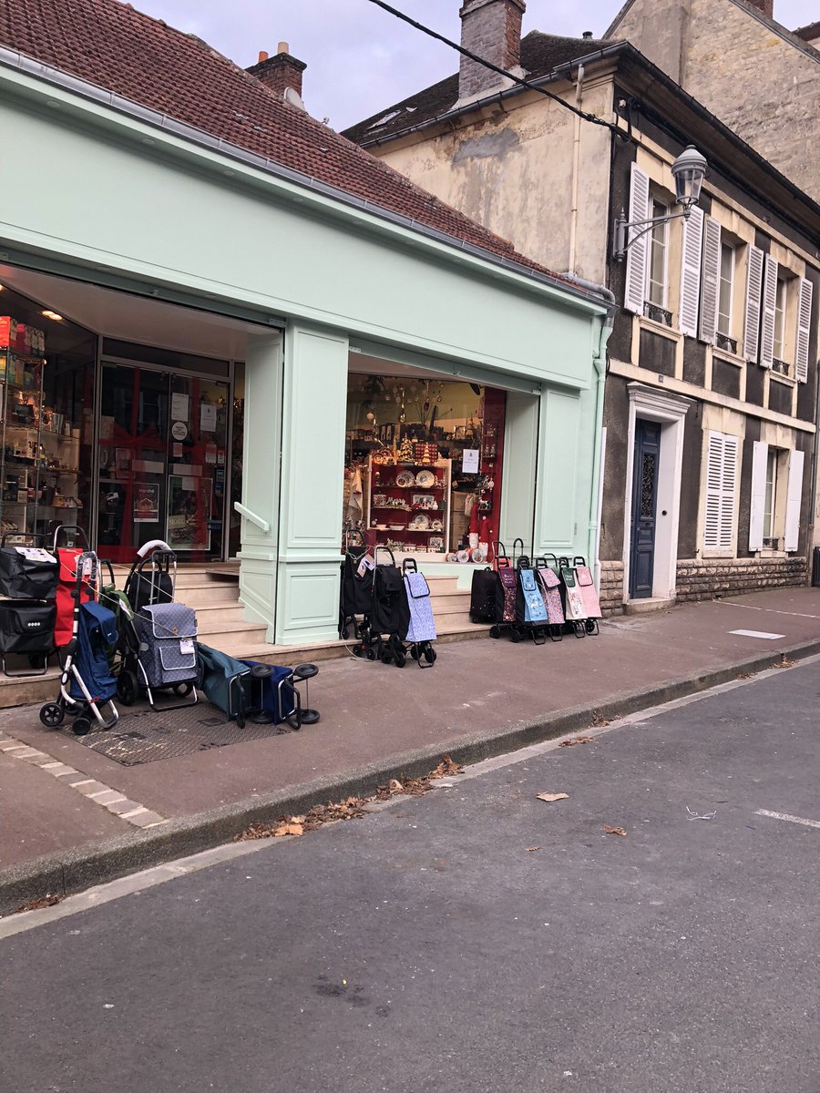 Very classy Christmas decs in #Chantilly but the shopping trolley showroom also caught my eye 😆 #Christmas2023