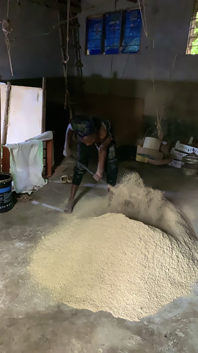 NamulwanaHildaV's tweet photo. At the end of the day, what matters is having money not how you got it. Before I travel, I make sure these babies have food and I mix it myself. Sometimes when friends visit, they get shocked seeing me filled with maize all over. It’s something I’ve done for years and I’m proud. https://t.co/BcwYGschSy