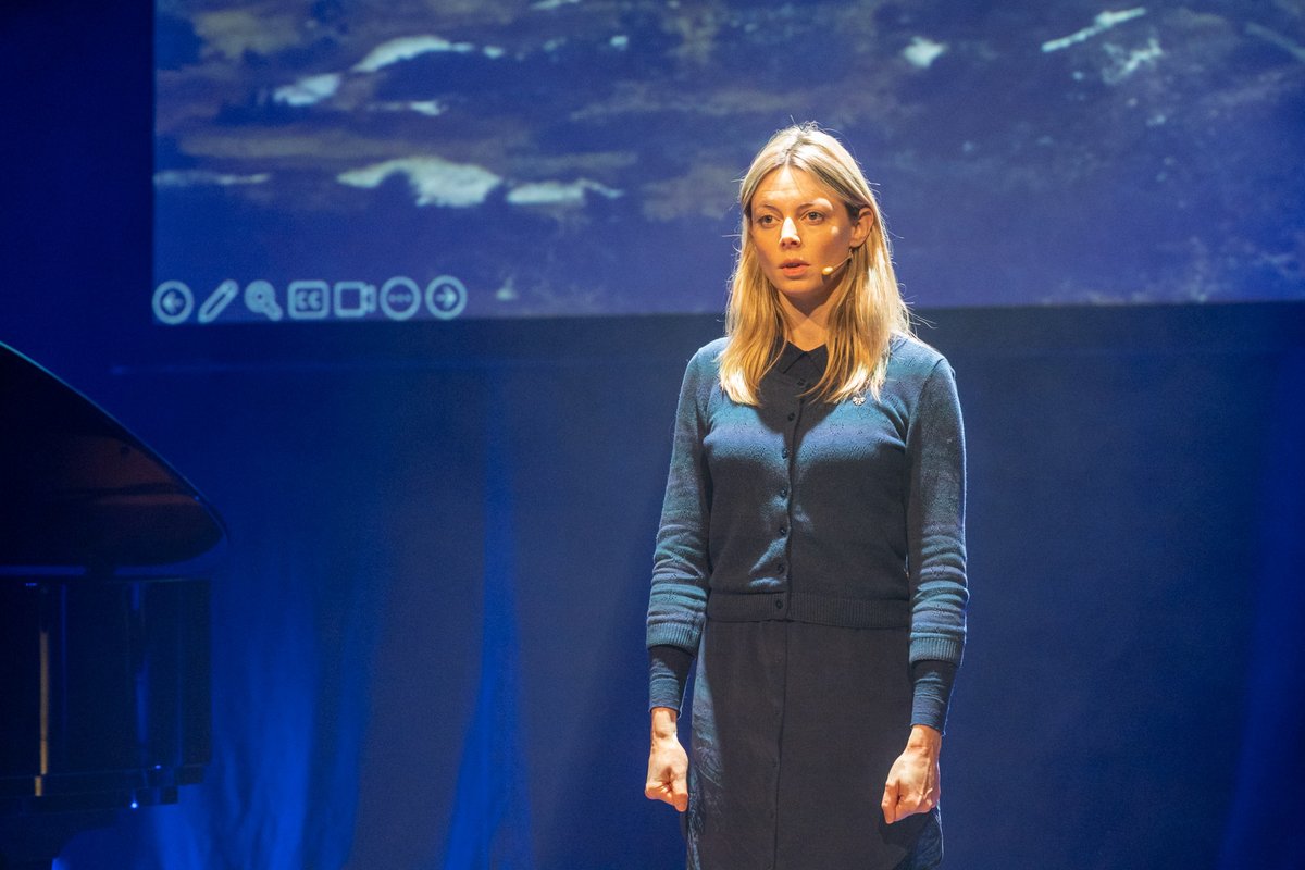 De Nationale Hannie Schaft Herdenking werd gedragen door het enthousiasme van alle deelnemende artiesten. Om te beginnen met Roos van Erkel. Roos hield een monoloog uit 'Het Meisje met het rode haar', de musical waarin ze in 2016 de hoofdrol speelde.
#vrouweninverzet