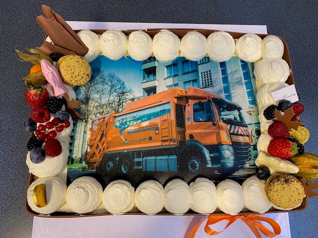 REVIVE Project (@revive_h2) on Twitter photo This week <a href="/Etruckseurope/">E-trucks europe</a> and <a href="/Stad_Antwerpen/">Stad Antwerpen</a> came together to celebrate one year of having hydrogen refuse trucks in daily operations in Antwerp.
🚛Over the last year the trucks have driven over 17,000km and have collected 4,000 tonnes of waste.
#REVIVE #Hydrogen #H2 This week <a href="/Etruckseurope/">E-trucks europe</a> and <a href="/Stad_Antwerpen/">Stad Antwerpen</a> came together to celebrate one year of having hydrogen refuse trucks in daily operations in Antwerp.
🚛Over the last year the trucks have driven over 17,000km and have collected 4,000 tonnes of waste.
#REVIVE #Hydrogen #H2