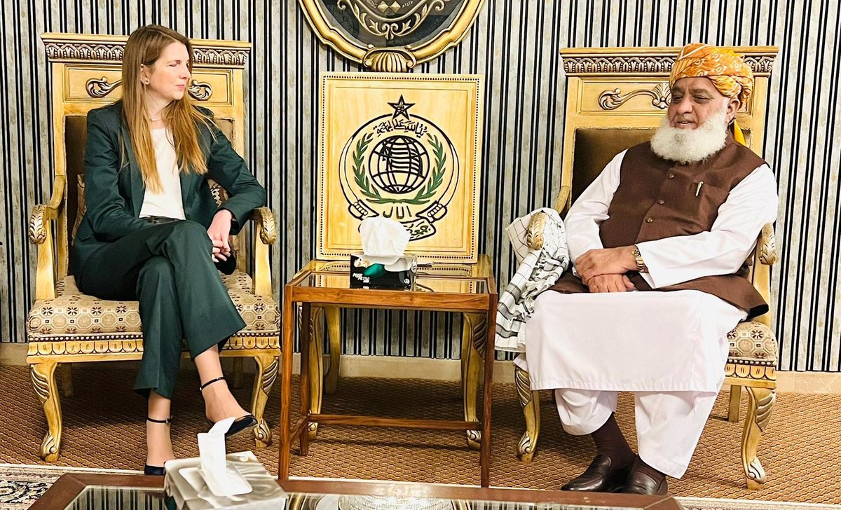 افغانستان میں خواتین کی تعلیم کے حوالے سے کردار ادا کریں: برطانوی ہائی کمشنر کا مولانا سے مطالبہ 
 افغانستان کی بجائے فلسطینی بچوں اور خواتین کے قتل عام پر توجہ دی جائے تو یہ اس وقت زیادہ ضروری ہے، مولانا فضل الرحمن نے طمانچہ رسید کر دیا