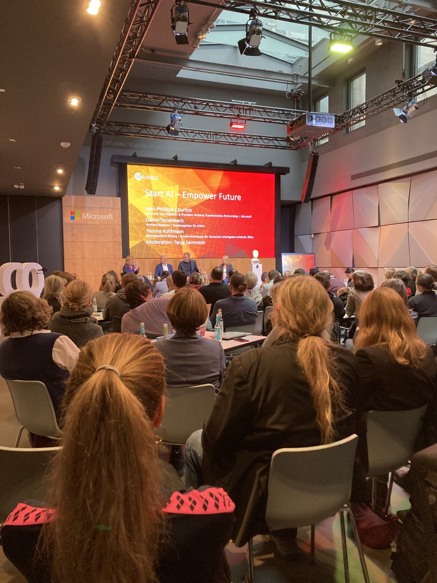 Full house, heute bei der #CodeAffair2023 in #Berlin ⁦<a href="/MicrosoftDE/">Microsoft Germany</a>⁩ !! Es dreht sich alles um #AI und Berufsberatung mit ⁦<a href="/JP_Courtois/">JP Courtois</a>⁩ und ⁦<a href="/furhatrobotics/">Furhat Robotics</a>⁩ auf dem Podium: „Try AI by yourself! Don‘t be afraid!“ ⁦<a href="/helliwood/">Helliwood</a>⁩