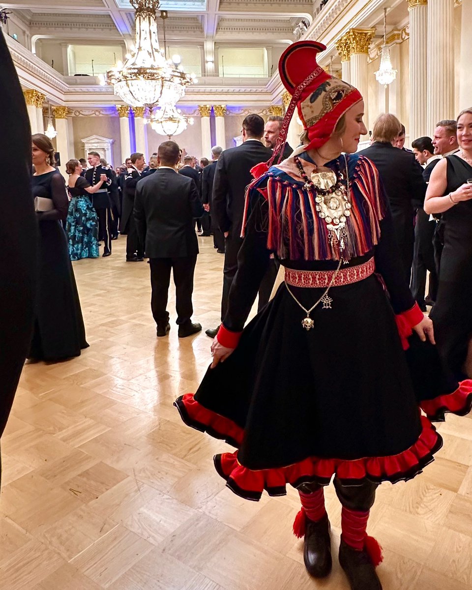 Sarvilakki päässä ja esiäidit mielessä.