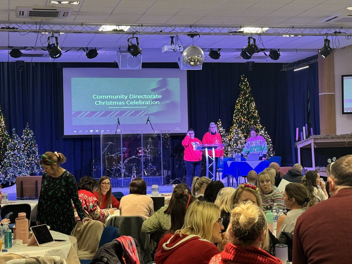 Great to start the day with the Community Directorate @CombinedNHS celebrating all their amazing efforts over the last year and with a bit of festive fun too @povey_josey @CombComms @ileolusi