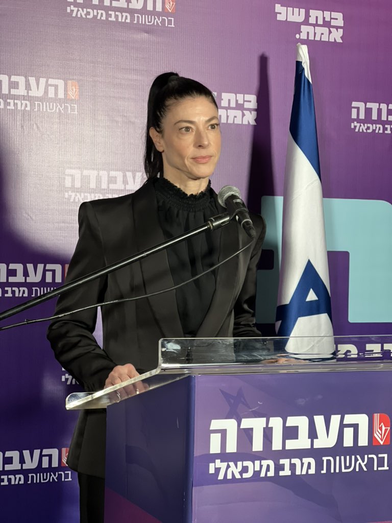 MeravMichaeli's tweet photo. חברות וחברים, 

מדינת ישראל נמצאת בימים אלה בשבר גדול. 
מתוך השבר הנורא הזה, צריך שתהיה לישראל התח��ה חדשה, ריסטרט. 
ובשביל שזה יקרה, צריכות להתקיים בחירות, ואני משוכנעת שישראל הולכת לבחירות בשנת 2024. 

כדי להיערך לבחירות האלה, אני פותחת את המפלגה, ואני מתכוונת להקדים את הפרמייריז לראשות מפלגת העבודה ולקיים אותם בעוד ארבעה חודשים, בתקווה שהמלחמה תסתיים עד אז ושכל החטופות והחטופים יחזרו אלינו. 
אם הבחירות לכנסת יוקדמו עוד יותר - ואני מאד מקווה שכך יהיה - נקדים את הפריימריס בהתאם. 

אני קוראת לכל הנשים והגברים המצוינים, גיבורות וגיבורים אזרחיים וצבאיים, שמתלבטים בימים אלו האם להצטרף לחיים הפוליטיים - א. כן, להכנס לפוליטיקה, וב. להתפקד ולהתמודד במסגרת מפלגת העבודה.   

מפלגת העבודה היא גוף חשוב וחיוני שנדרש כדי לשקם את מדינת ישראל אחרי השבר הנורא שעובר עלינו. היום יותר מתמיד, ישראל זקוקה מאד למפלגת מרכז שמאל ציונית דמוקרטית. 

אני מאמינה במפלגת העבודה, לכן כל כך נלחמתי עליה. מפלגת העבודה היא היחידה שהמצע שלה הוא באמת מגילת העצמאות. היחידה בגוש הדמוקרטי ש��יא באמת דמוקרטית, היחידה שמחויבת לשוויון מגדרי, והיחידה שיש לה תשובה ליום שאחרי המלחמה, שמבינה שביטחון אמיתי יבוא מהסדר מדיני. אני מאמינה שהעבודה צריכה ויכולה לשוב ולהיות שחקנית משמעותית בקביעת עתידה של מדינת ישראל. 

יחד עם חברותיי וחבריי, הייתי אחראית להצלתה של מפלגת העבודה ול��צלחתה בבחירות לכנסת ה-24. וכמי שעמדה בראש המערכת, אני אחראית גם על מצבה של המפלגה כיום. אחריות היא לא רק על הצלחות. 

לכן אין לי כוונה להתמודד בפריימריז לראשות המפלגה ולא אתמודד גם על מקום ברשימת העבודה לכנסת הבאה. כן אהיה כאן לעשות הכל כדי להעביר למנהיגה או למנהיג הבא של המפלגה את ההגה בצורה הטובה ביותר, לטובת בניה מחודשת של המפלגה ושל המדינה שלנו. 

אני מוסרת ניחומים וחיזוק ידיים למשפחות החיילים הגיבורים שנפלו במערכה הזאת, איחולי החלמה לפצועים וכמובן - חוזרת ודורשת לעשות הכל כדי להחזיר את החטופות והחטופים שלנו. 

היום נר ראשון של חנוכה. הלוואי והצעד הזה יביא את תחילתו של אור גדול שישראל כל כך מחכה לו.