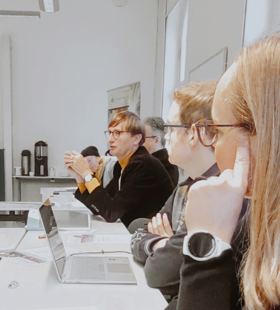 Wir besuchen heute das Forschungskolloquium der DFG-Forschungsgruppe »Military Cultures of Violence«
(<a href="/DfgCulture/">DFG | It's Culture.</a>) an der <a href="/unipotsdam/">Universität Potsdam</a>. Da wird es in Zukunft von uns sicherlich den ein oder anderen Output geben. 🤗

#Militärgeschichte