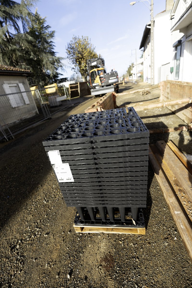 🚧Ce mardi, M le Maire a pu visiter le #chantier de l'avenue Henri #Farbos, débuté le 16 octobre. Une occasion de voir quelques technologies innovantes utilisées sur le projet, comme, par exemple, l'emploi de #aquatextiles #oléodépoluants + d'infos : lc.cx/dFgDQf