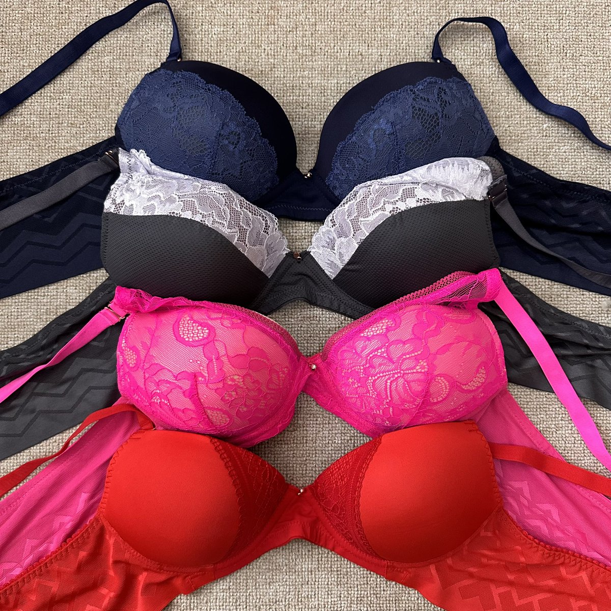 cloudysnowys's tweet image. percaya sih "ada harga ada kualitas" semakin dewasa semakin picky sama ✨underwear✨

finally menemukan bra tanpa kawat dari brand lokal nyaman banget dipakainya gabikin sesek sama sekali &amp;amp; ada ukuran BIG SIZE juga!😭🤚🏻

no more samantha &amp;amp; rachel ldr-an🙏🏻