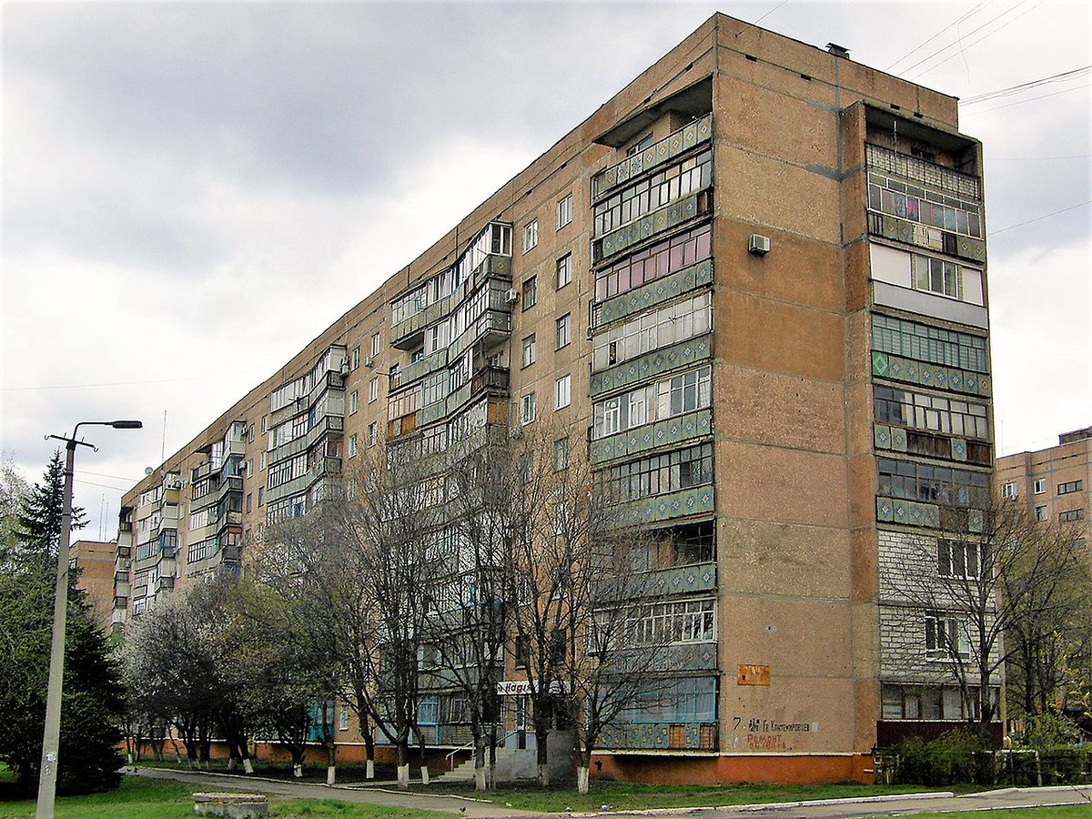 En 1980, una viuda y sus dos hijos se mudaron a un novísimo edificio en la ciudad ucraniana de Kramatorsk.

Dos años después, toda la familia había muerto de leucemia. No fue por un mal congénito; LOS MATÓ EL EDIFICIO.

En #LaBrasaTorrijos, la tragedia del apartamento 85.
⤵️🧵