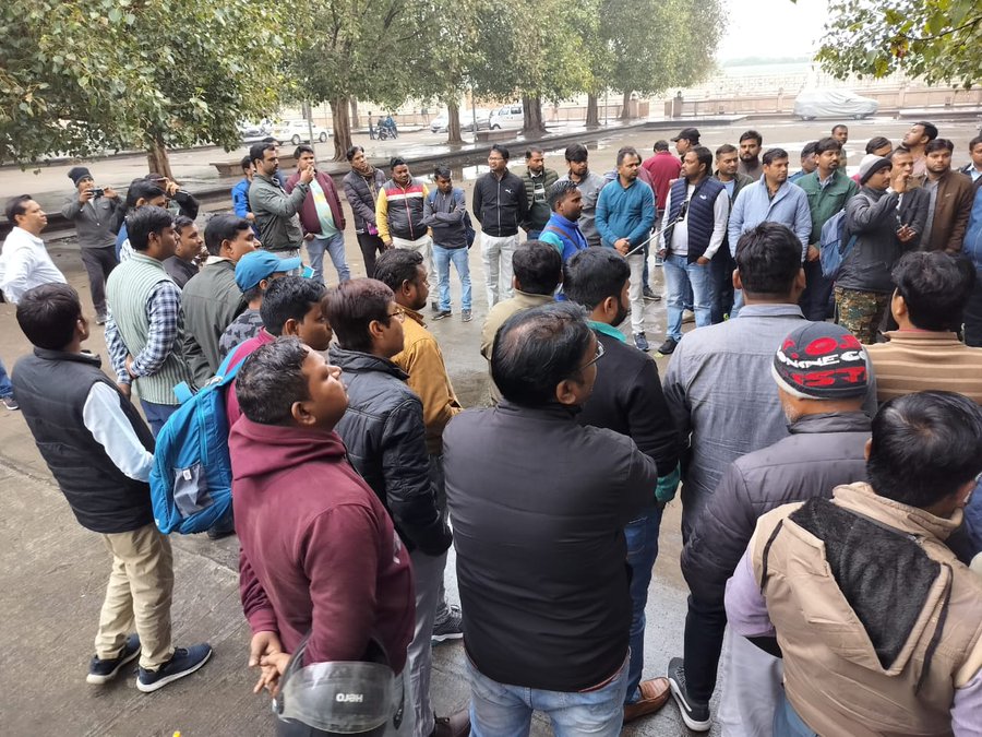 SINGH_VIRENDERS's tweet photo. ये तस्वीरे देखिए जनाब
जो सिर्फ खामोश शांति से खड़े है लेकिन उनके चेहरे को पढ़िए जो बता रहे हैं कि मिशन द्वारा #SRLM HR पॉलिसी का लालच देकर कई वर्षो से बेबकूफ बनाया जा रहा है आज वो अपने हक के लिए मजबूरन इको गार्डन में धरना प्रदर्शन कर रहे है 
@myogiadityanath 
@aajtak 
@kpmaurya1 https://t.co/hBNIhHVNxq