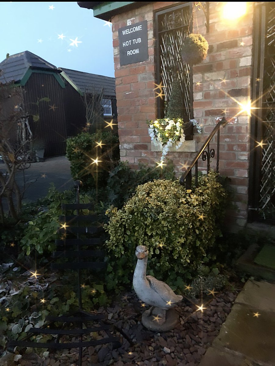 Lincoln_Retreat's tweet image. It’s sparkle season ✨Window boxes are sparking ready ✨white this year ✨ #winterholiday2023 #hottubholiday #ChristmasPhotos #lincolnchristmas #selfcateringholidays #LincsConnect #sparkleseason #sparklethischristmas