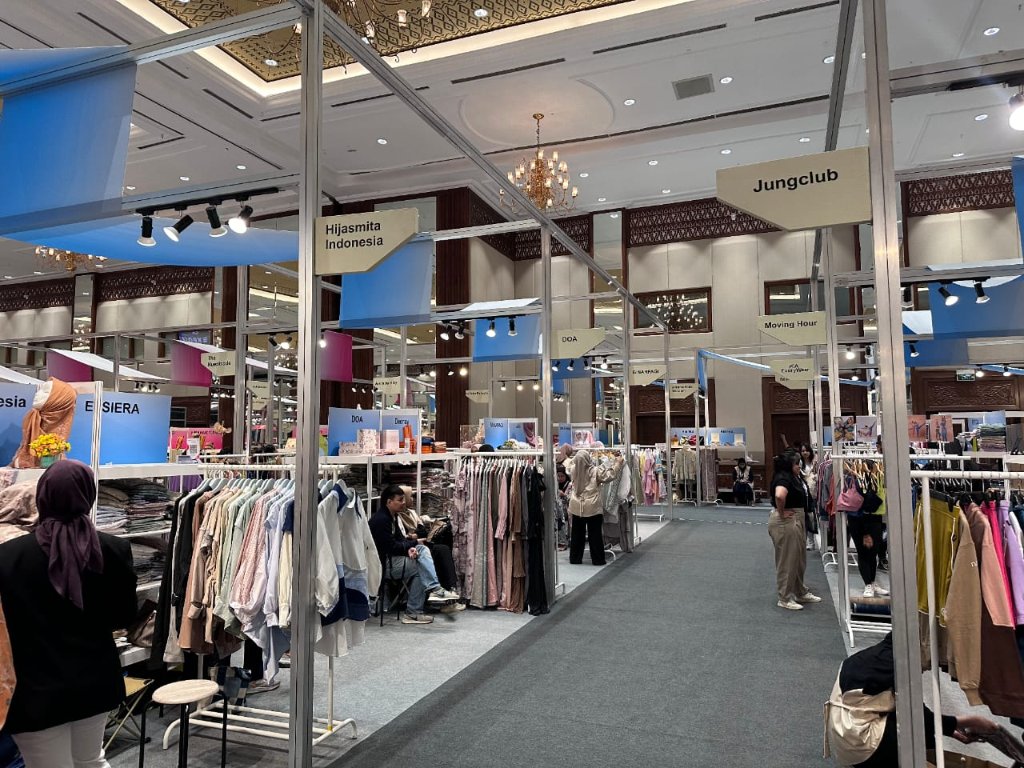 nlakik's tweet photo. happy banget aku tuh bisa punya kesempatan berkunjung di #CraftingGlobalConnection
#Brilianpreneur2023 apalagi disana bener bener banyak banget Produk UMKM Lokal yg ga kalah bagus sama produk luar udh gitu lg ada promo menarik juga yuk kita sama sama suport produk umkm lokal π€ https://t.co/gCce3InCvX
