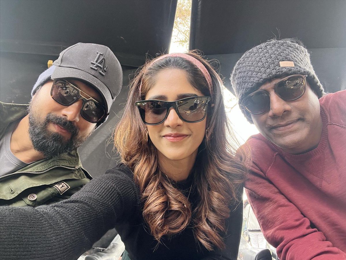 TeamBobby4u's tweet photo. Ooty mansoon Cool pic's out ❄️
Under #nbk109 shooting at Ooty schedule full swing 💥🔥

@iChandiniC with @dirbobby and  @Chakrif1 

#Balayya #NBK #JaiBalayya https://t.co/Nb5rv5R2wl