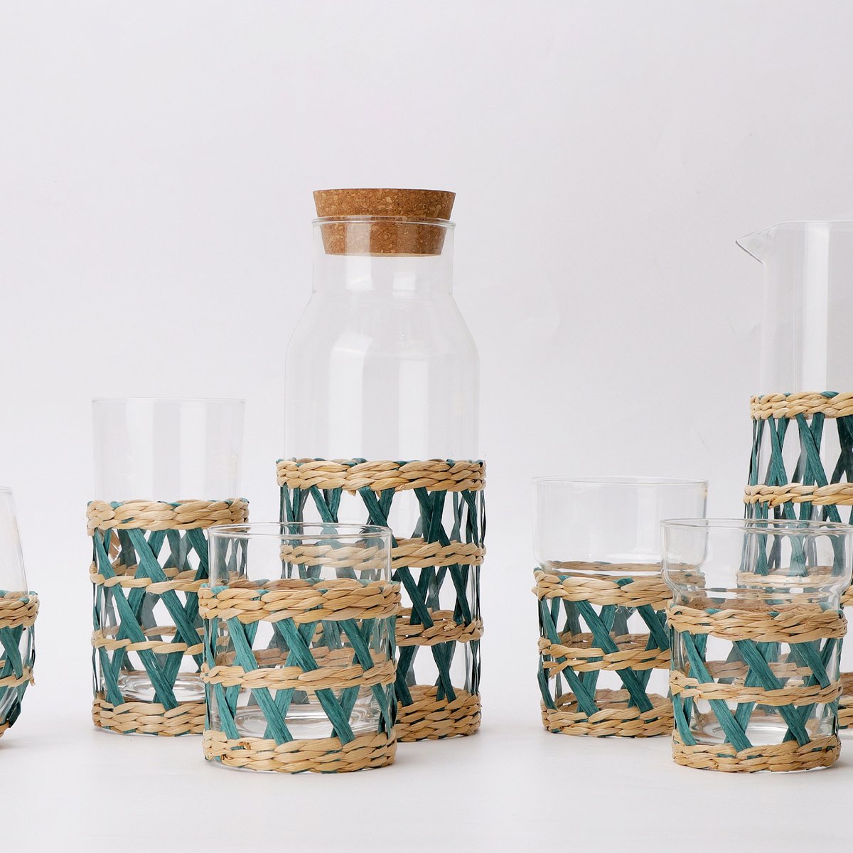EkaGlassware's tweet image. Perfect for serving water, wine or other refreshments, these Raffia Water Glasses come with an effortlessly removable raffia sleeve for convenient cleaning, which will add a chic touch to any table setting whether indoors or outdoors.🟡🥃✨#tableware #gifts #EKAGROUP