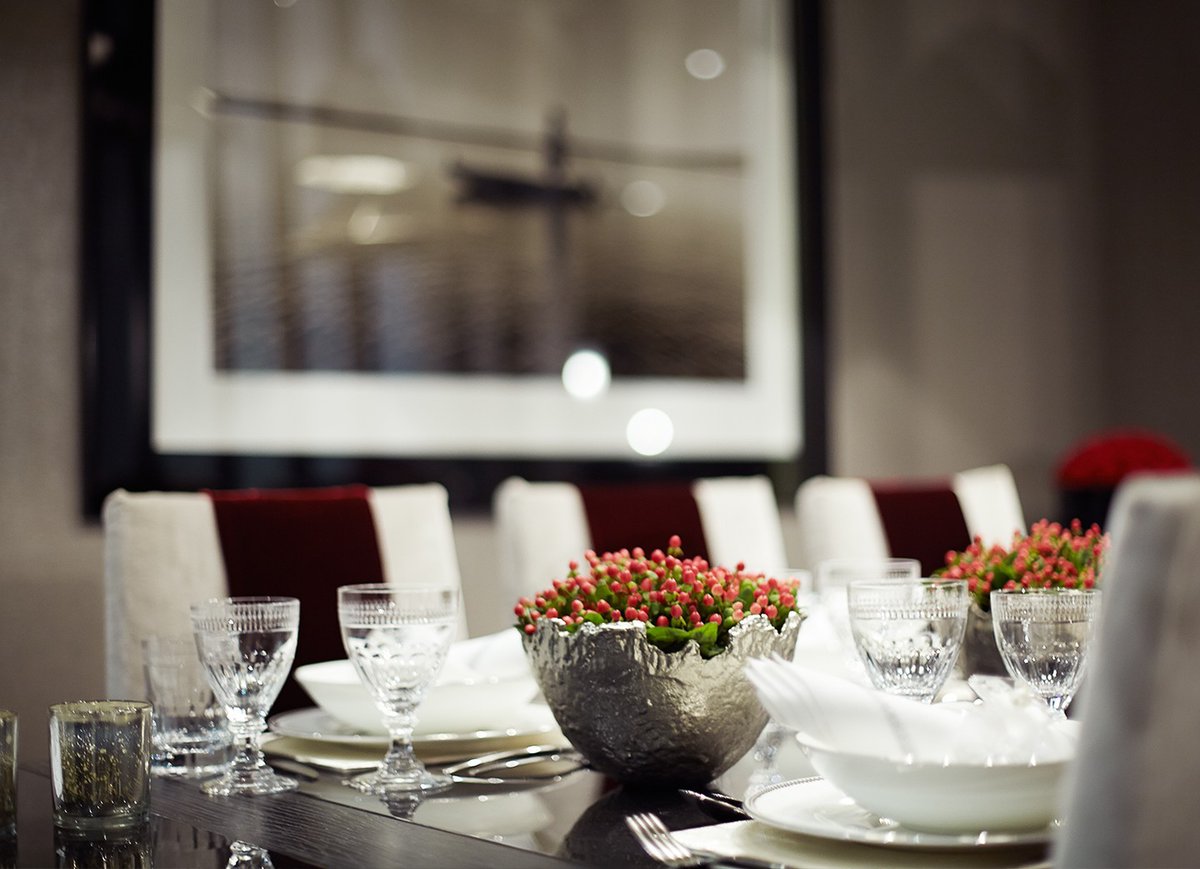 kellyhoppen's tweet photo. Christmas dinner decoration✨ Any theme that incorporates red immediately feels festive and will fit perfectly into a Christmas dinner table setting. 

#christmas #decoration #festive #diningtable #tablescaping #mumbai #interiors #interiordesign #styleideas https://t.co/WX7AZXhDrU