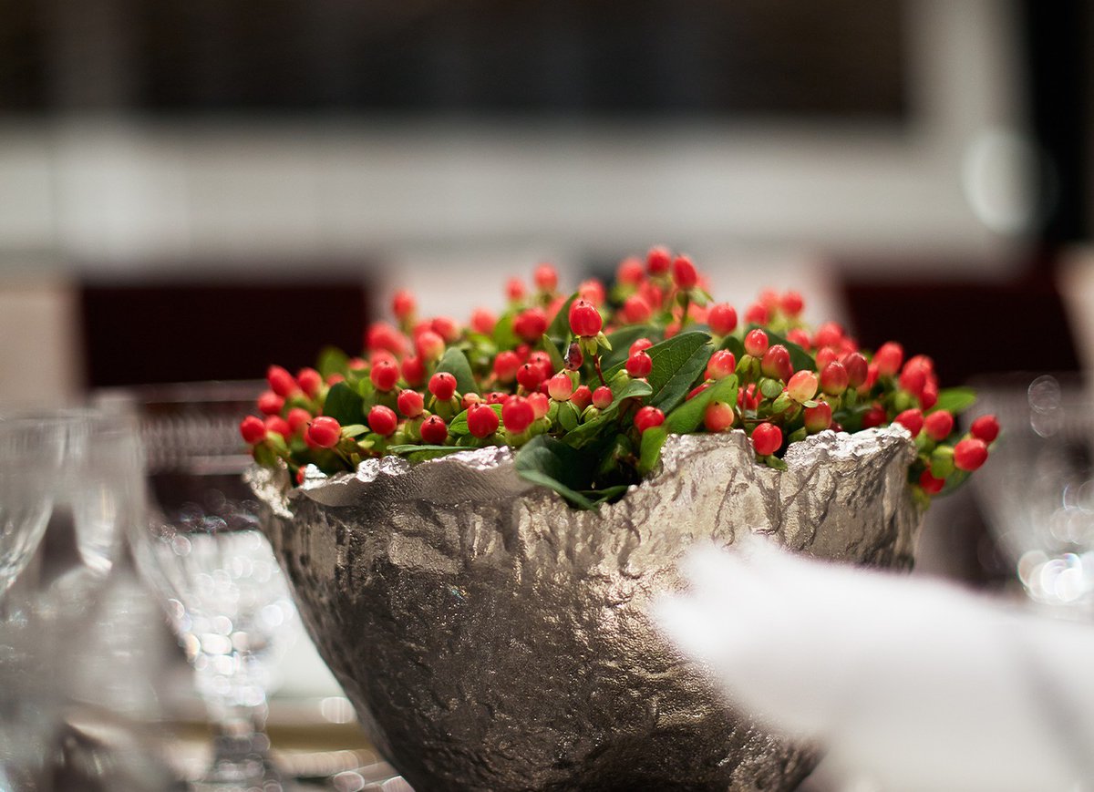 kellyhoppen's tweet photo. Christmas dinner decoration✨ Any theme that incorporates red immediately feels festive and will fit perfectly into a Christmas dinner table setting. 

#christmas #decoration #festive #diningtable #tablescaping #mumbai #interiors #interiordesign #styleideas https://t.co/WX7AZXhDrU