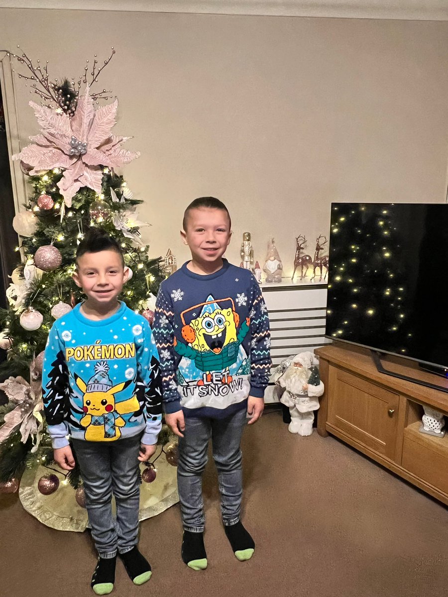 emorges's tweet image. Christmas jumper vibes 🎄#ChristmasJumperDay @YGCwmbran