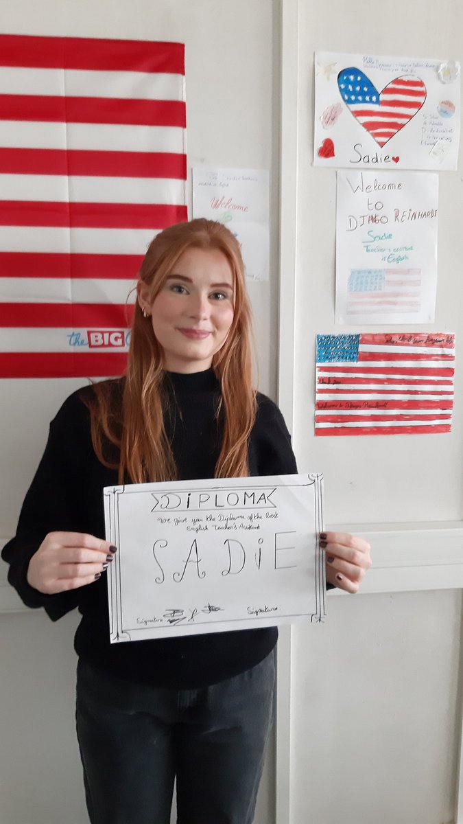 Pour la Journée internationale des Assistants de Langues, nos jeunes anglicistes ont pu remercier, diplômer, et montrer leur appréciation envers Sadie, venue des USA pour leur plus grand bonheur. Merci à nos #assistantsdelangues! <a href="/Clg_DReinhardt/">Collège Django Reinhardt</a> #JIAL2023 <a href="/AzurGnd/">Portail Azur Langues • GND inter-langues Ac-Nice</a> <a href="/AnglaisAcNice/">Anglais Ac. Nice</a>