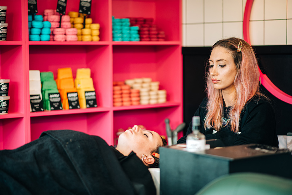 Fancy winning a huge prize bundle, thanks to Lush? 
We’re celebrating Lush’s brand new flagship store, opening on December 8th at 11am on Glasgow’s Buchanan Street. The first 250 people instore will get a goodie bag! 
Enter now 👉 hubs.ly/Q02c6K6w0