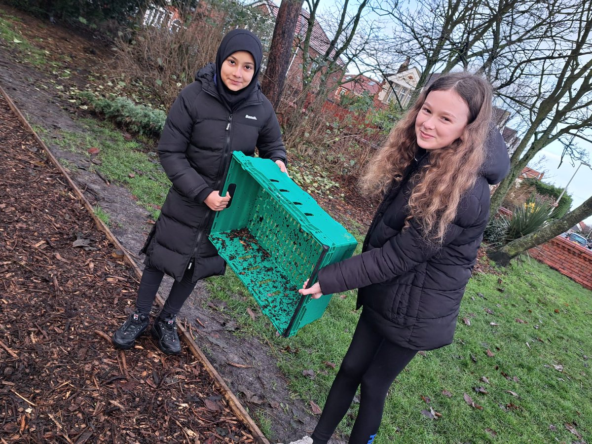 HighfieldLA's tweet photo. Another great morning at The Hub South Shore. Well done year 7 your act of service has made a big difference to #OurBlackpool #BeEngaged #LeadingMyCommunity #ShineLikeAStar #BeYourBest https://t.co/0O7uJmbtiw
