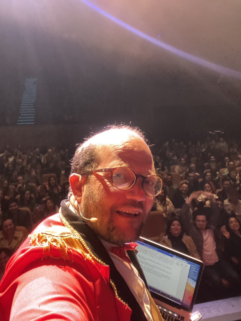 DanielSamperO's tweet photo. A reventar la función de anoche de #Circombia cuya invitada especial #VamosPalante fue la brillante alumna Sara Grijalba: felicitaciones a ella y gracias a todos los que aportaron con su presencia a esa causa increíble. 

Las funciones de la próxima semana también  están agotadas 🙌🏻

24 funciones agotadas en línea.