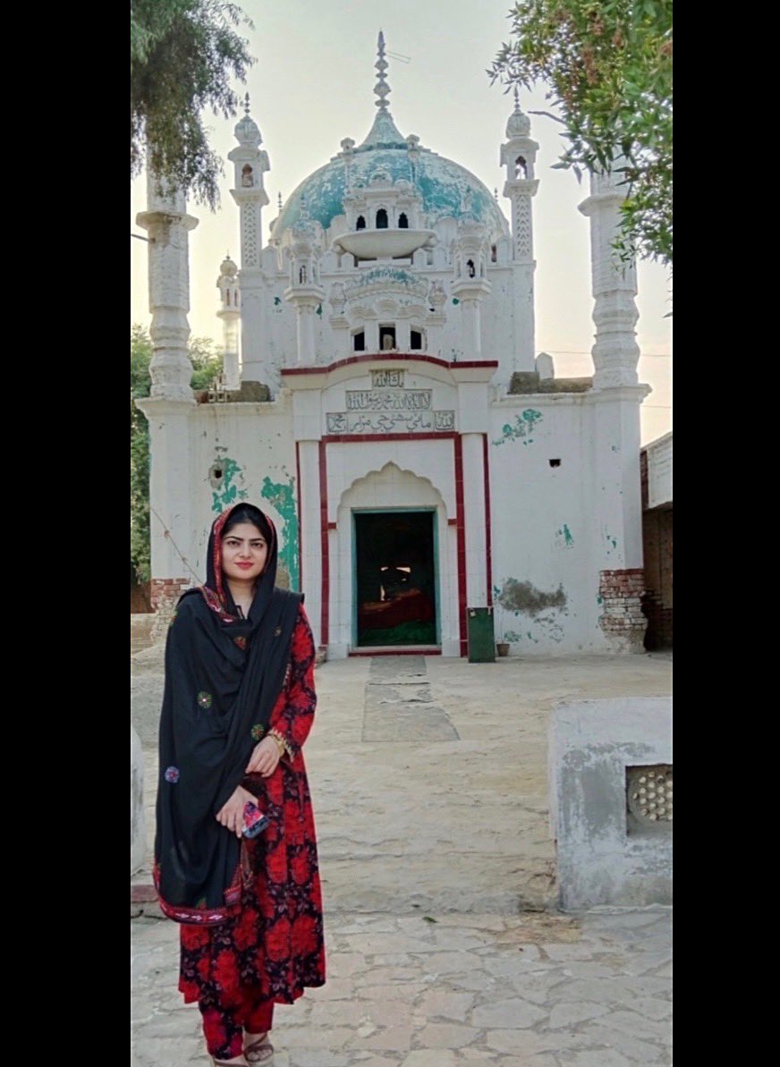 At the tomb of Sohni from the folktale #SohniMehar in Sindh ; #SohniMahiwal in Punjab  . The tomb is located in Shahdadpur, Sanghar. 
Where politics divides, poetry unites both #Sindh &amp; #Punjab ✨