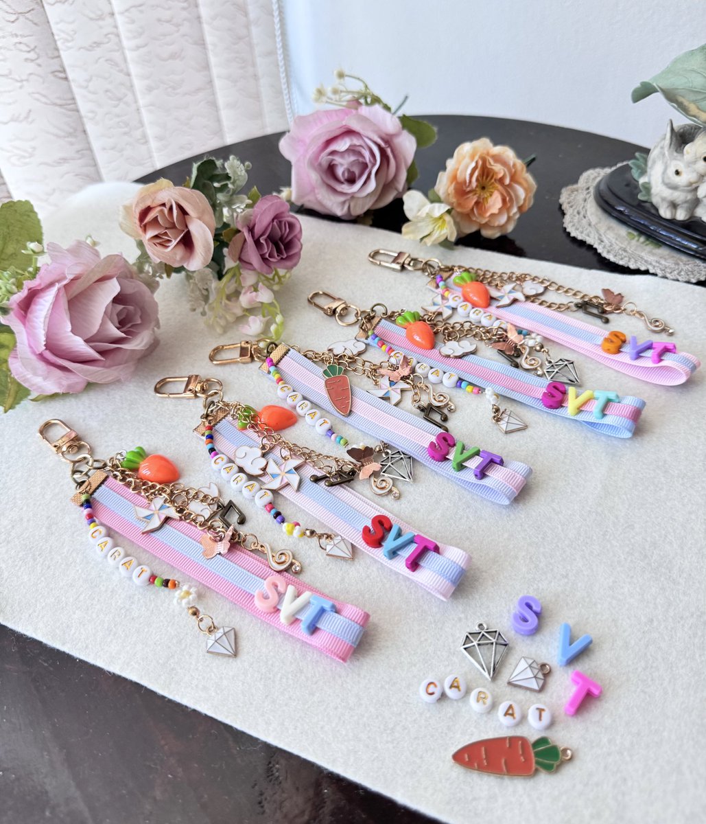 Pls kindly rt ･*

♪♫¸¸ 𝓰𝓲𝓿𝓮𝓪𝔀𝓪𝔂 ･:* ✿ °⋆
#FOLLOW_TO_BANGKOK

Handmade wristlet keychain (random สี)
✿ 15 ea/day 
✿ 23-24 Dec 2023
⏰ tba
📍Rajamangala Stadium 

⋆｡°✩
  🐰   𝙧𝙩 &amp; 𝙨𝙝𝙤𝙬 𝙩𝙝𝙞𝙨 𝙩𝙬𝙚𝙚𝙩 (1 ชิ้น/คน)

สนใจแลก DM มาได้นะคะ
#กะรัตพระเวสสันดร