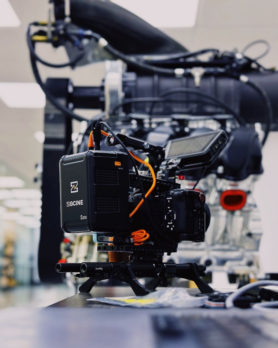 ZGCINE_Global's tweet photo. Creation never stops 🔥🔥
Finished that fx30 camera rig. Here’s a breakdown of the setup.
__ sonycine Fx30
__ https://t.co/lWYAGUzIMv ninja v
__ zgcine s200 v-mount battery
#zgcine #zgcinevmount #zgcinebattery #vmountbattery #vmountbatteryplate #vlockbattery #zgcineS200 https://t.co/U97YZrzqB1