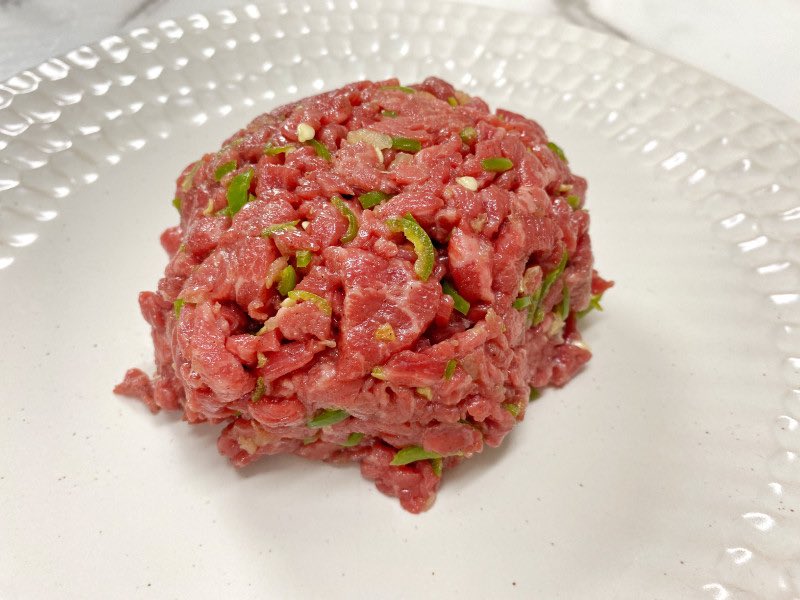 (이밴트) 한우육회를 9,900원에 예약 판매중입니다.좋은 고기와 소스를 따로 보내드리며 버무러 드시면 됩니다.육회로도 육회비빔밥으로도 맛있습니다. RT해주시고 팔로워이신 분중 1분께 추첨을 통해 보내드리겠습니다. 구입은 link.inpock.co.kr/hmw019