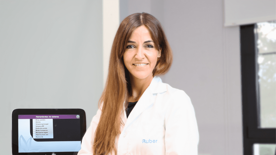 RuberInter's tweet photo. Hemos desarrollado un tratamiento eficaz para combatir la flacidez facial y de los párpados mediante radiofrecuencia. ¿Cómo es esta terapia? Te la explica la Dra. @InesLipperheide, especialista del Servicio de #Dermatología https://t.co/kbxnEbZbtF https://t.co/wO6aOpWH2J
