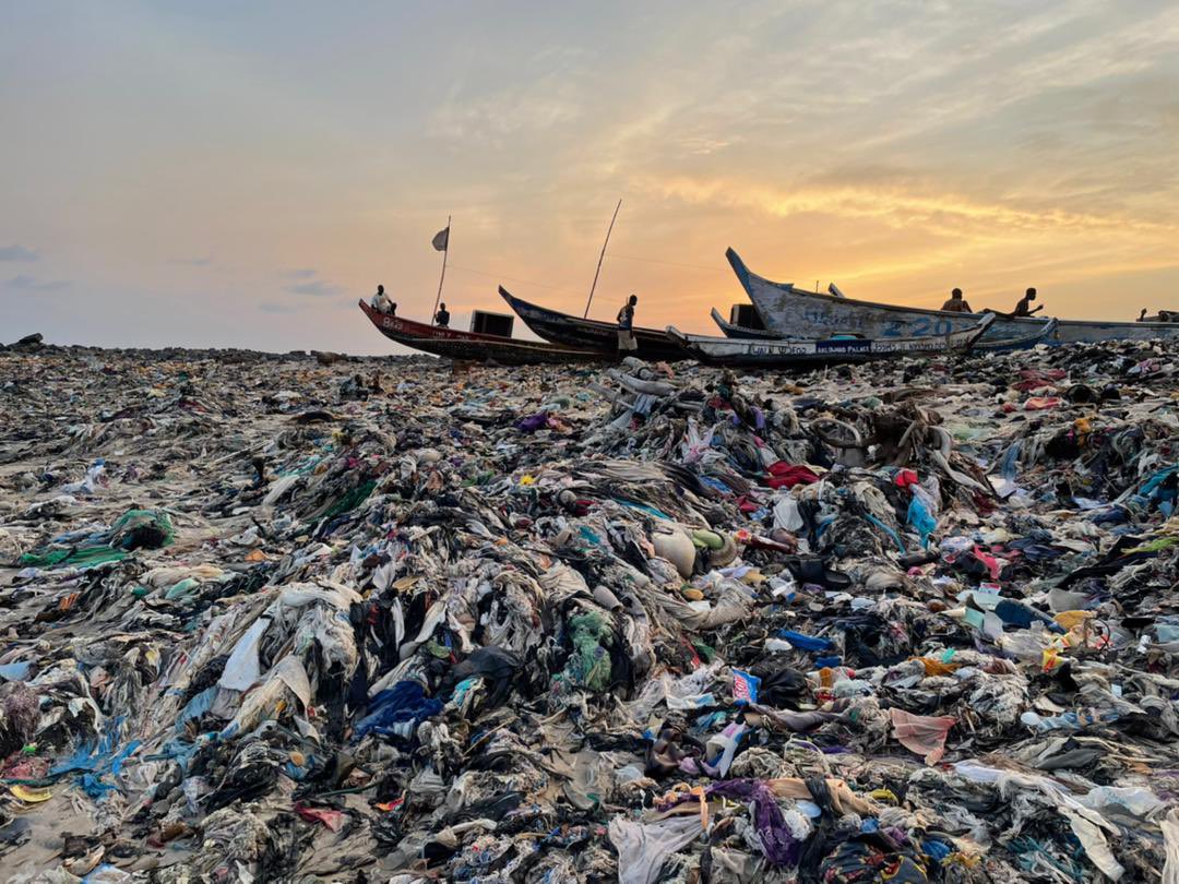 Les bateaux des pêcheurs de Jamestown, à Accra au Ghana, échoués au milieu d’une mer de vêtements, déchets textiles de la fast fashion venus d’Occident. Bientôt sur @franceinter