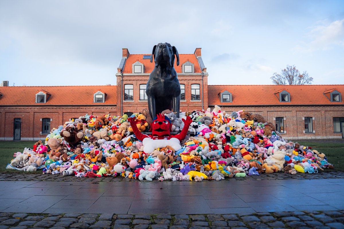 ActuL1_'s tweet photo. 5.000 peluches ont été récoltées par le LOSC pour les enfants défavorisés 🧸❤️

📸 @losclive https://t.co/xzqAUSa5Tr