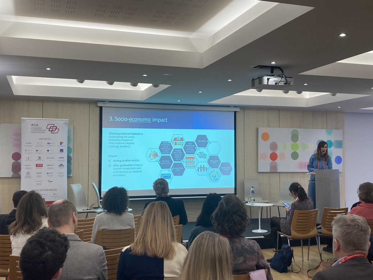 ACASecretariat's tweet photo. 🌍@IrinaFerencz,@ACASecretariat, presents mobility data &amp; debates.🇩🇪&amp;🇫🇷:most popular🇪🇺host countries; the most popular sending countries globally: 🇨🇳&amp;🇮🇳.In the EU, students strongly consider language &amp; geo.proximity. How can we work towards balanced #mobility? #ACAMobilityImpact https://t.co/emCV9a0Y9i