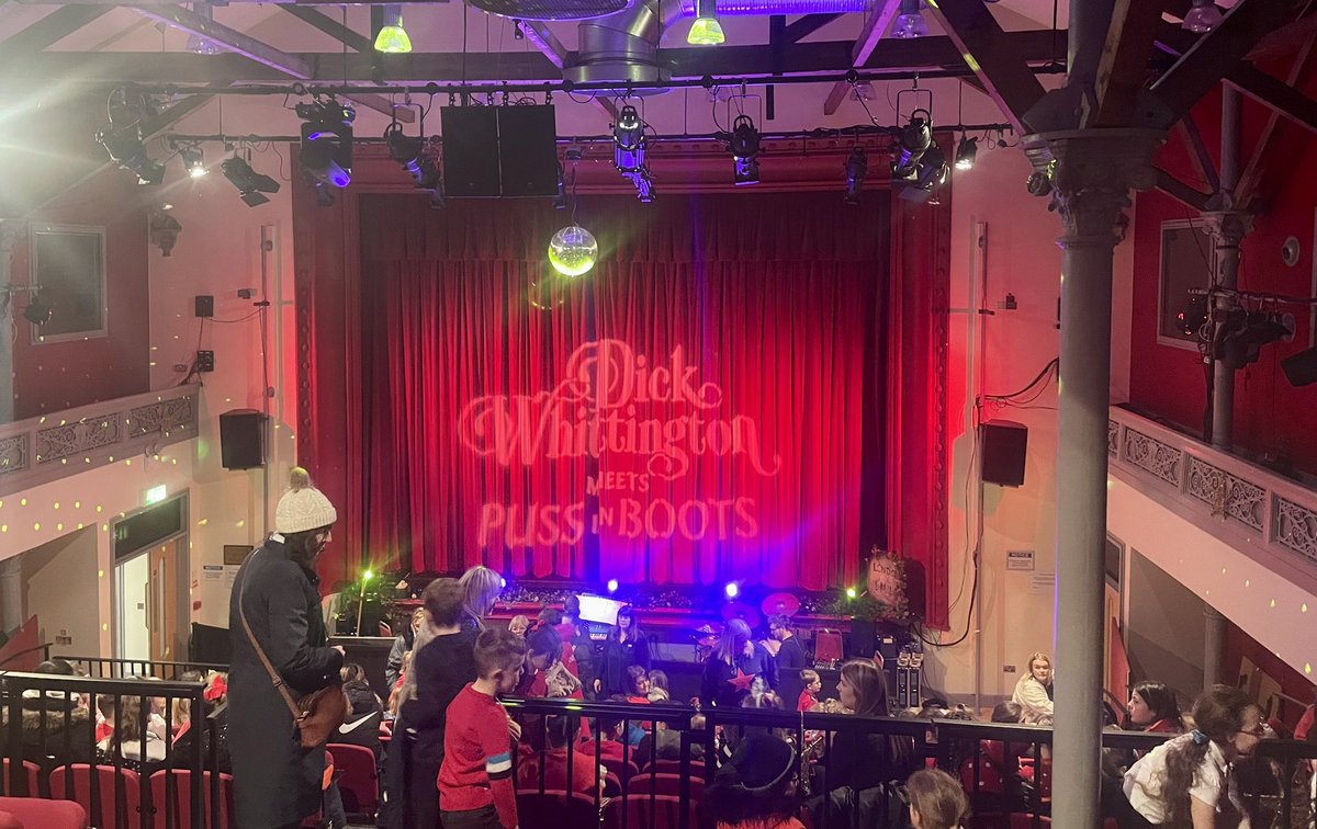 Owenmoneypanto's tweet photo. And we re off 💨 #schoolshow 🎭🎓 @MetAbertillery https://t.co/WKtWbZjqUw