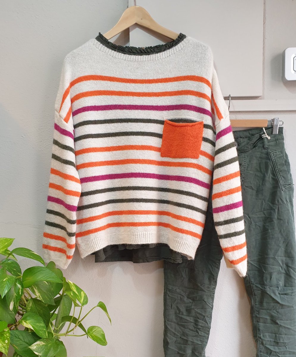🎄Un toqué de color con el jersey de rayas multicolor 🎄Una buena combinación para tus outfits 🎄☃️#jersey #outfittoday #outfitcasual #modacomfy #modacasual #comerçdepoble #comerçdeproximitat #Viladecans #baixllobregat #pilarttienda