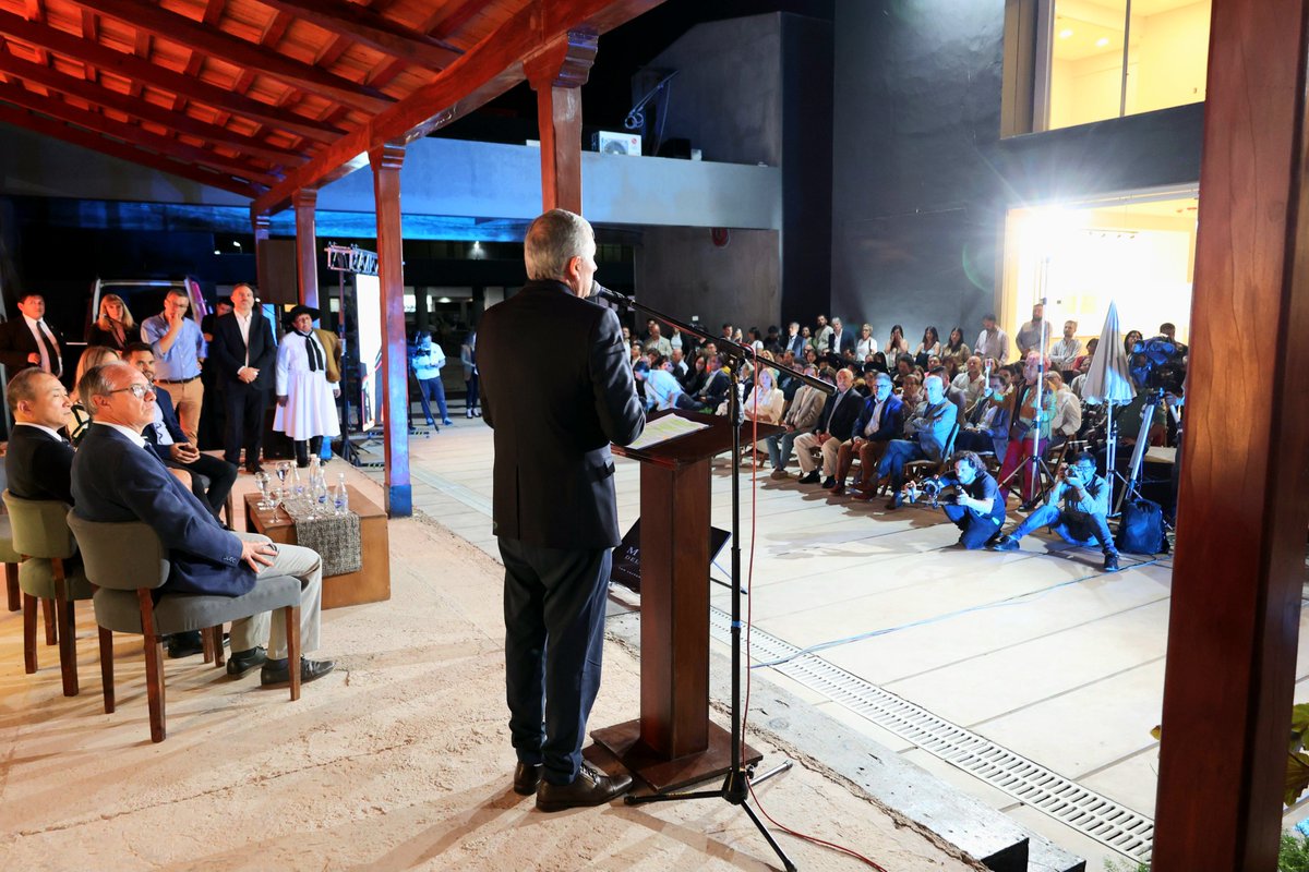 Inauguración de la obra del histórico Cabildo de #Jujuy. Puesta en valor del edificio, preservación del sitio de la memoria, creación de un nuevo edificio y generación de espacios públicos.
Una gran obra para todos los jujeños. otra más, de la gestión de <a href="/GerardoMorales/">Gerardo Morales</a>