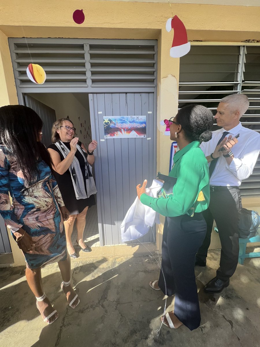 1/2 
Inauguration des 2 #Abécédaires des écoles A. Girard et E. Dupuis par la rectrice <a href="/gangloffchris/">Christine Gangloff-Ziegler</a>, le ss-préfet de PAP, M. Moniotte, et l’élue de @lemouleville, Mme Suarez.

Un projet initié par la <a href="/CiteMoule/">Cité Éducative Le Moule GUADELOUPE</a> qui réunit tous les acteurs. 

#lire #SavoirsFondamentaux 📚
