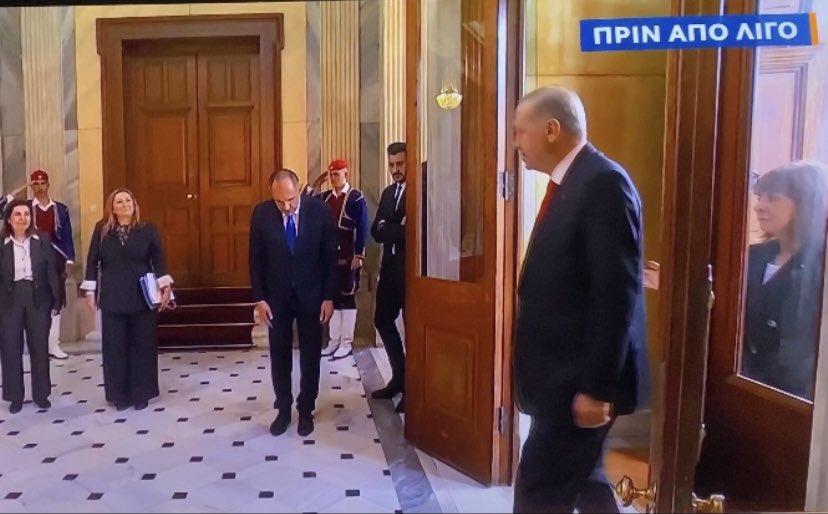 neolaia_ellhnes's tweet photo. Γεραπετρίτης,επικεφαλής εξωτερικής διπλωματίας-υπουργός εξωτερικών.Σκυμένος κ προσκυνημένος απέναντι στον ερντογάν,Η εξωτερική πολιτική γραμμή της Ελλάδας σε μια  φωτογραφία #Ελληνοτουρκικά #Ερντογάν #Μητσοτάκης #ΑΡΑΧΩΒΑ #Κασιδιάρης #Τουρκία #CancelArachova #antireport #εξαρχεια https://t.co/e22CIkh6Be