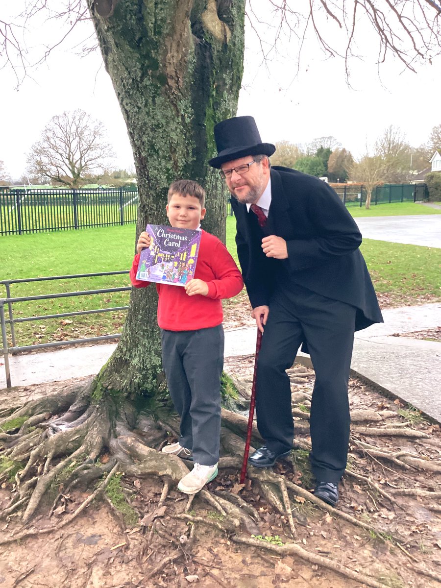 PonthirCiW's tweet image. A very special visitor in Dosbarth 3 today - Ebenezer Scrooge - answering all learners’ questions about the ghostly visits in ‘A Christmas Carol,’ Diolch yn fawr to Matthew at @TorfaenLibrary for facilitating!
#authenticlearning #notinmissout @EAS_LLCEnglish