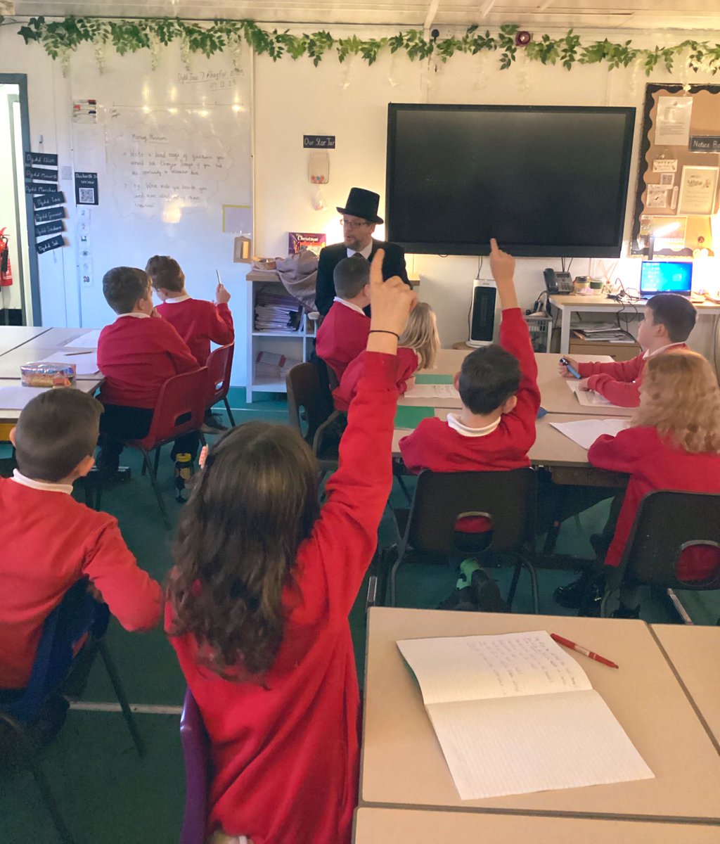PonthirCiW's tweet image. A very special visitor in Dosbarth 3 today - Ebenezer Scrooge - answering all learners’ questions about the ghostly visits in ‘A Christmas Carol,’ Diolch yn fawr to Matthew at @TorfaenLibrary for facilitating!
#authenticlearning #notinmissout @EAS_LLCEnglish
