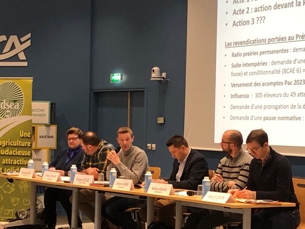 🚜🌾 En direct du Conseil Fédéral FD / JA 🌐
Au cœur des discussions : les enjeux brûlants d'actualités, des échanges animés autour du Projet Agricole Départemental et la présentation de Christophe CHAMBON, Secrétaire Général Adjoint de la FNSEA. 📢 <a href="/FDSEA49/">FDSEA 49</a>