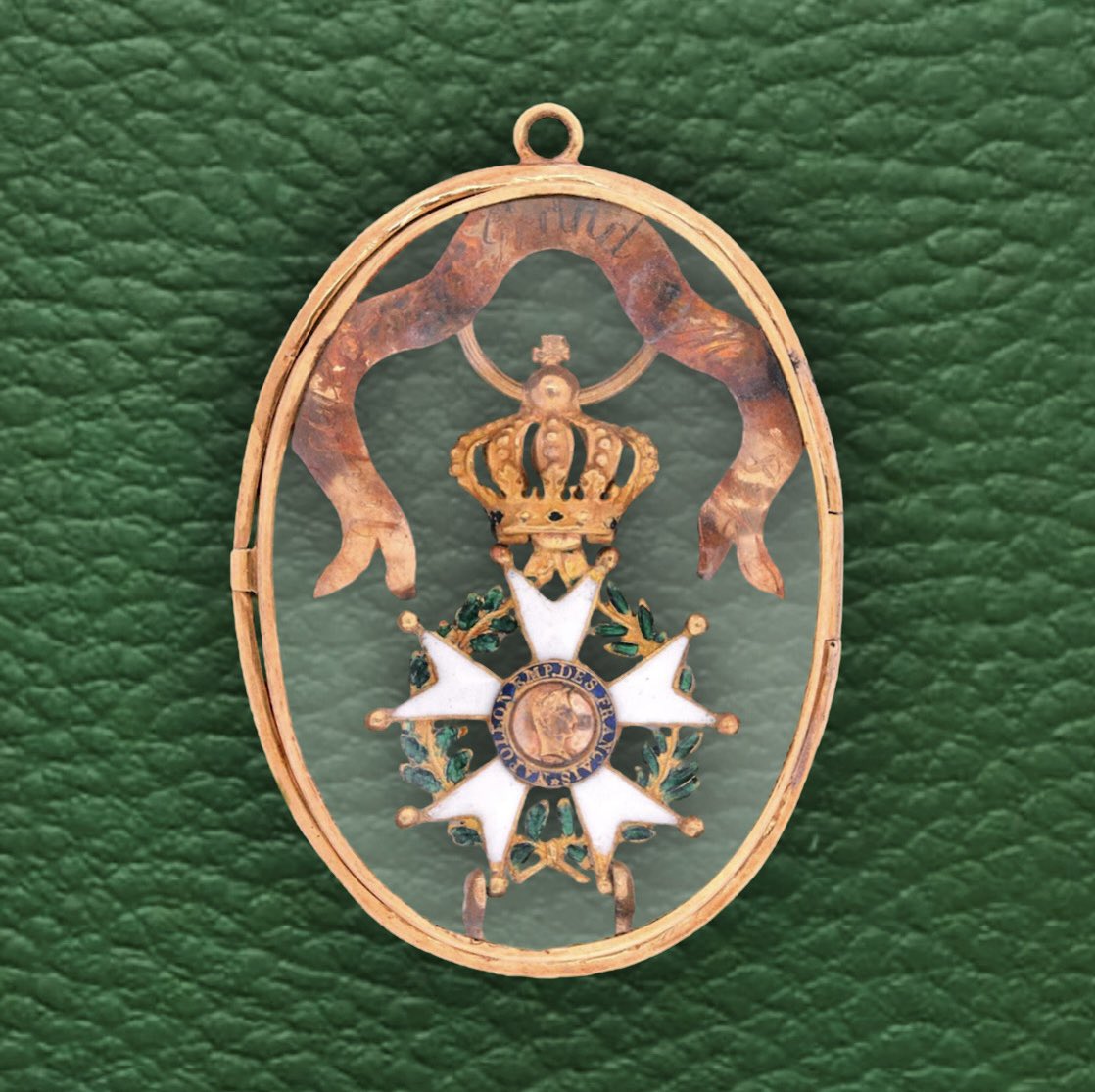 #Musée 🏛️ | La petite croix de la Légion d’honneur de Napoléon Ier, que vous pouvez venir admirer au musée de la Légion d’honneur, dans le cadre de l’exposition « Dernières nouvelles du Premier Empire » 🎖️
#legiondhonneur #legiondhonneur #museedelalegiondhonneur #napoleon
