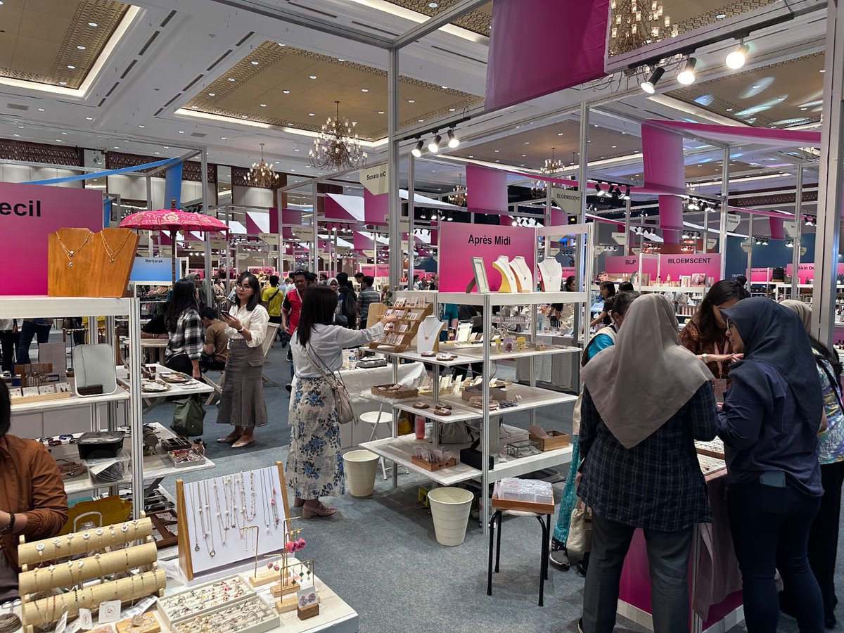Onyekcuuu's tweet photo. seru banget #Brilianpreneur2023 kali ini, btw ga cuma expo doang loh, tapi juga ada banyak Produk UMKM Lokal, mana keren-keren semua, jadi bingung mau belanja apa aja #CraftingGlobalConnection https://t.co/liOgbhXpnD