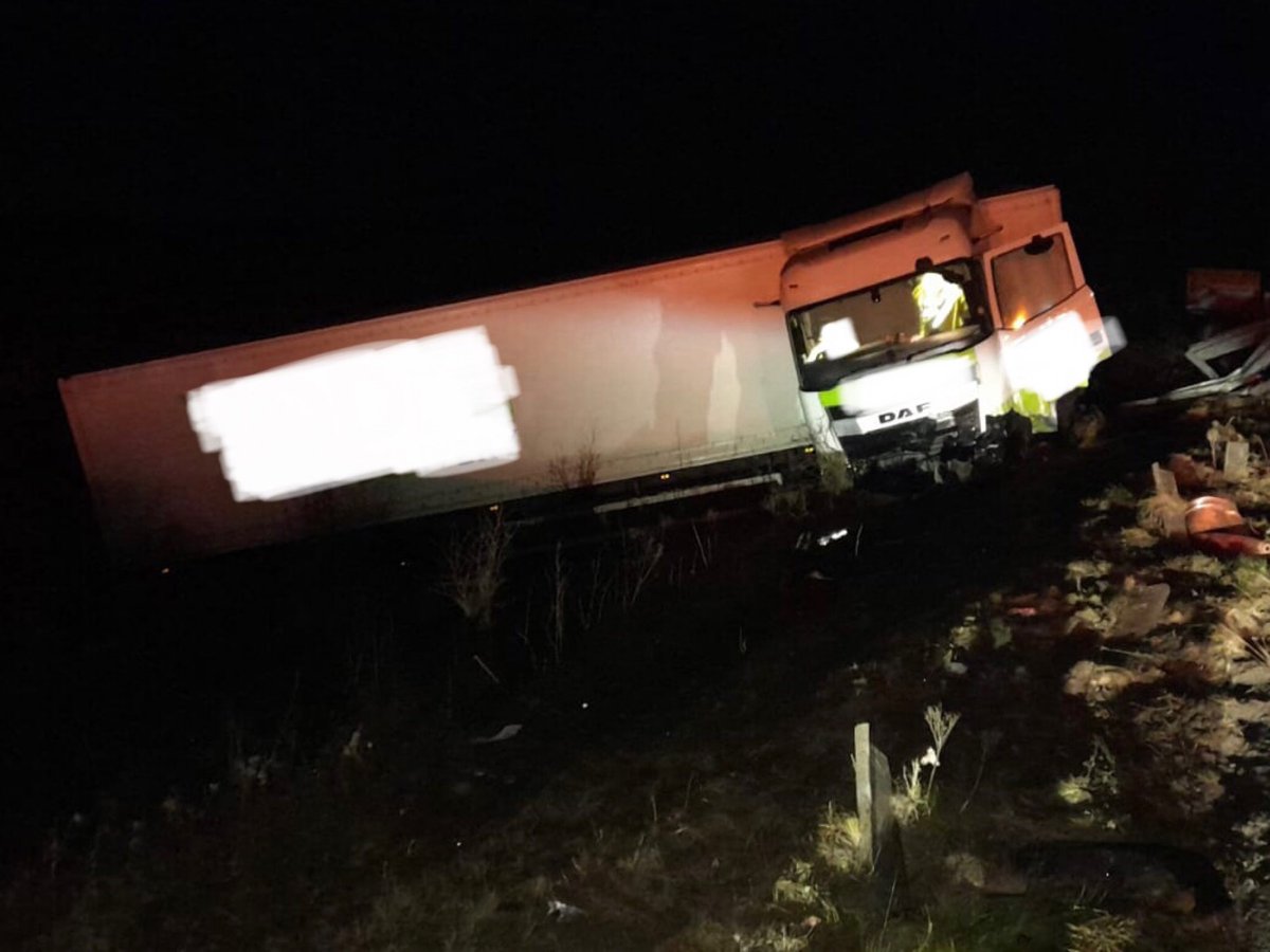 LancsRoadPolice's tweet photo. T2RPU have been dealing with this HGV which crashed off the M6 northbound at junction 34 overnight. Thankfully there were no injuries. Sorry to those drivers who were disrupted by the delays. #MN09. #MN38. #HT57. https://t.co/JyGth6l9O5