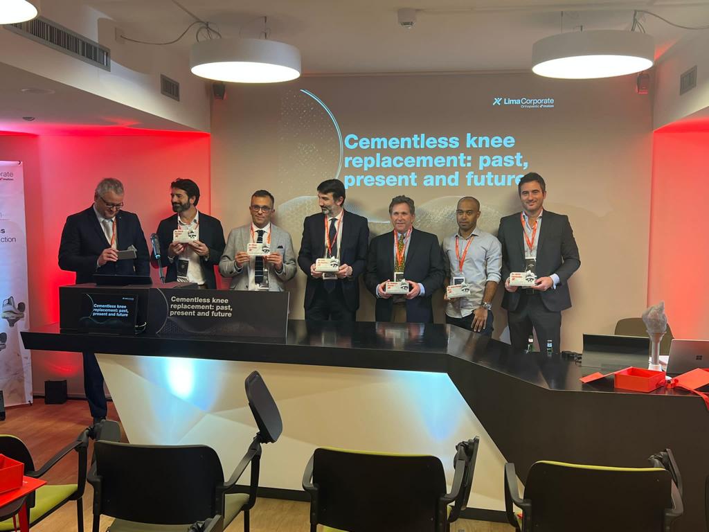 GrupoHLA's tweet photo. 👉 El Dr. Javier Hernández López, traumatólogo y especialista en lesiones deportivas del hospital #HLALaVega, ha participado en la presentación del Proyecto Internacional sobre prótesis de rodilla sin cementar celebrada en Milán https://t.co/racJpqUNWH