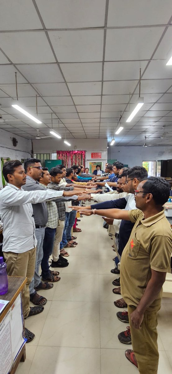 CPMG_Odisha's tweet photo. #DakKarmaYogis of Kalahandi Division take the #ViksitBharat sankalp and resolve to build a developed and empowered nation through their services.

#AmritUtsav
#HamaraSankalpViksitBharat
#ViksitBharatSankalpYatra https://t.co/1ClgvMofE3