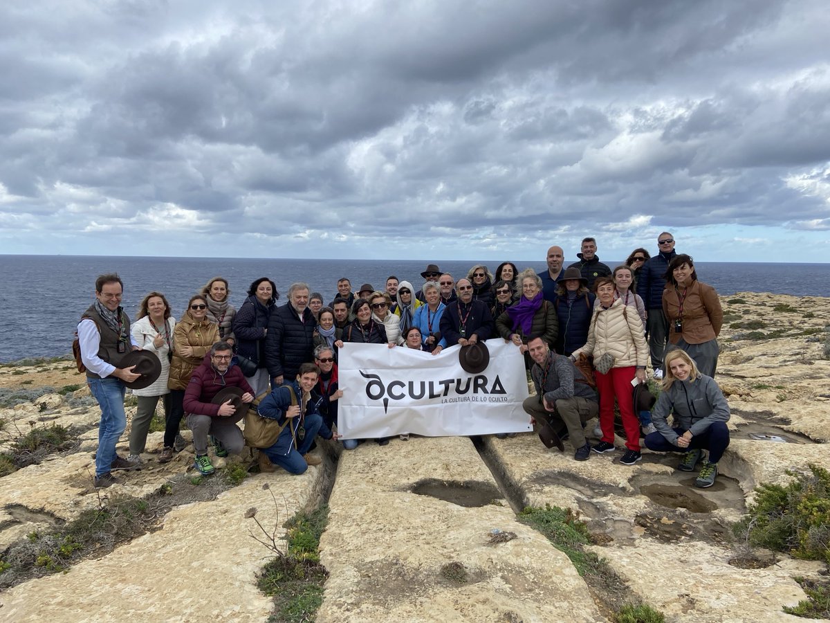 Hoy ⁦@Javier__Sierra⁩ nos ha llevado a conocer uno de los mayores enigmas de #Malta: los misteriosos “cart ruts” o “huellas de carro” talladas en el suelo de piedra del archipiélago por una cultura desconocida. ¡Maravilla total! #EnBuscaDeLaEdadDeOro ⁦@VisitMalta⁩