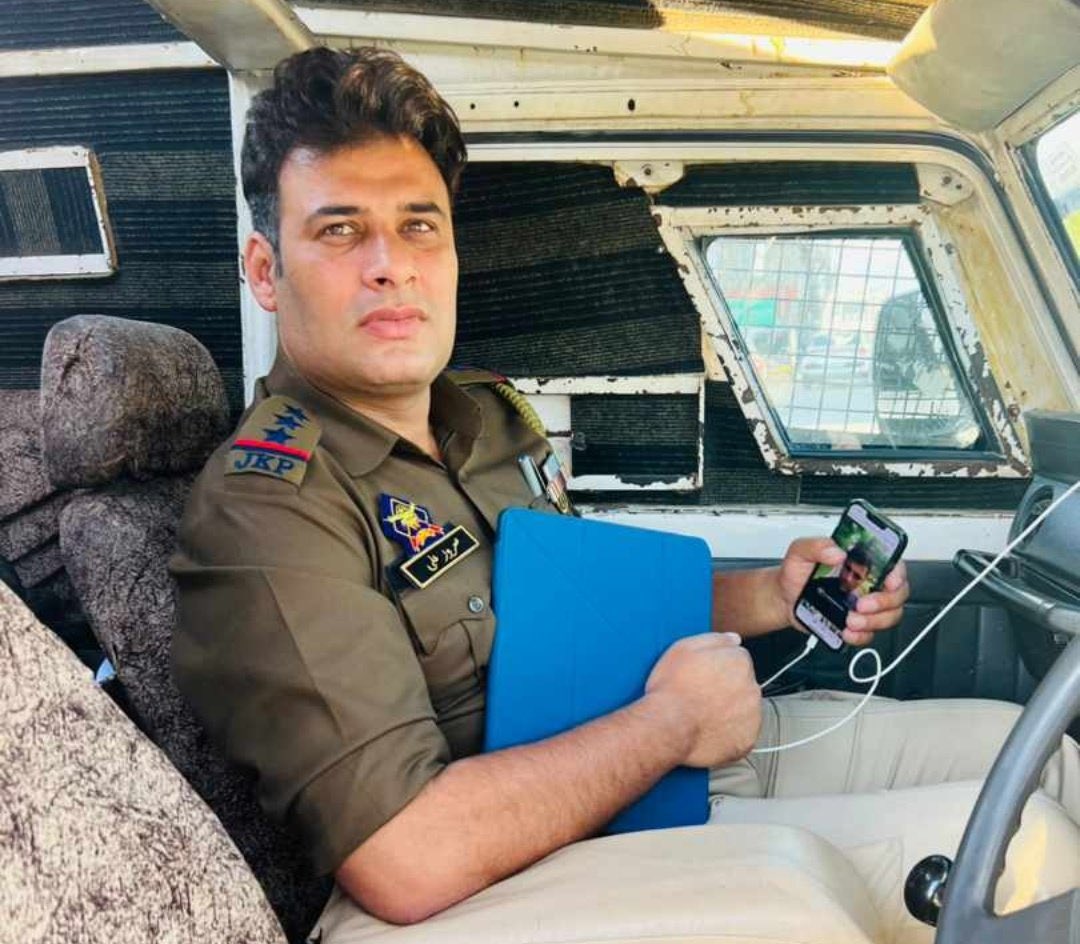 Sad News. 

Jammu Kashmir Police Inspector Masroor Wani, who succumbed to injuries from a militant attack. His bravery & service to our country won't be forgotten. My heartfelt condolences to his family.